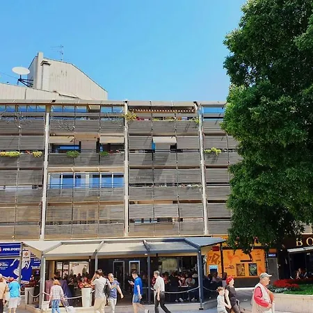 アパート Ave Caesar