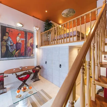 Apartment Ave Caesar Split