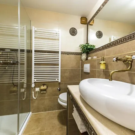 Ave Caesar Apartment