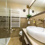 Ave Caesar Apartment