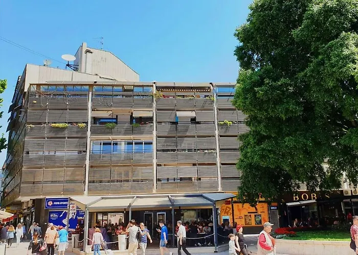 Apartment Ave Caesar