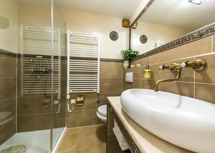 Ave Caesar Apartment