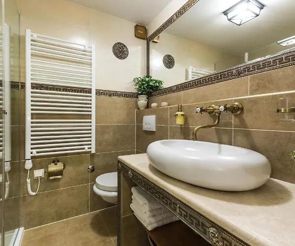 Ave Caesar Apartment